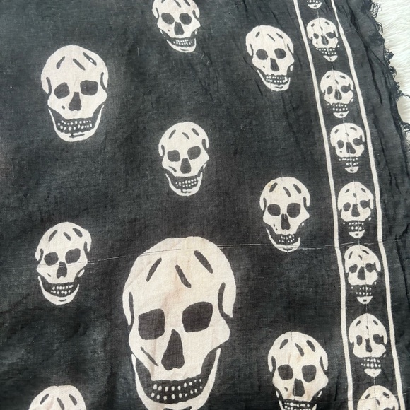 NWOT Alexander McQueen Silk Skull Scarf Black and Cream Pink Signature - Picture 7 of 9